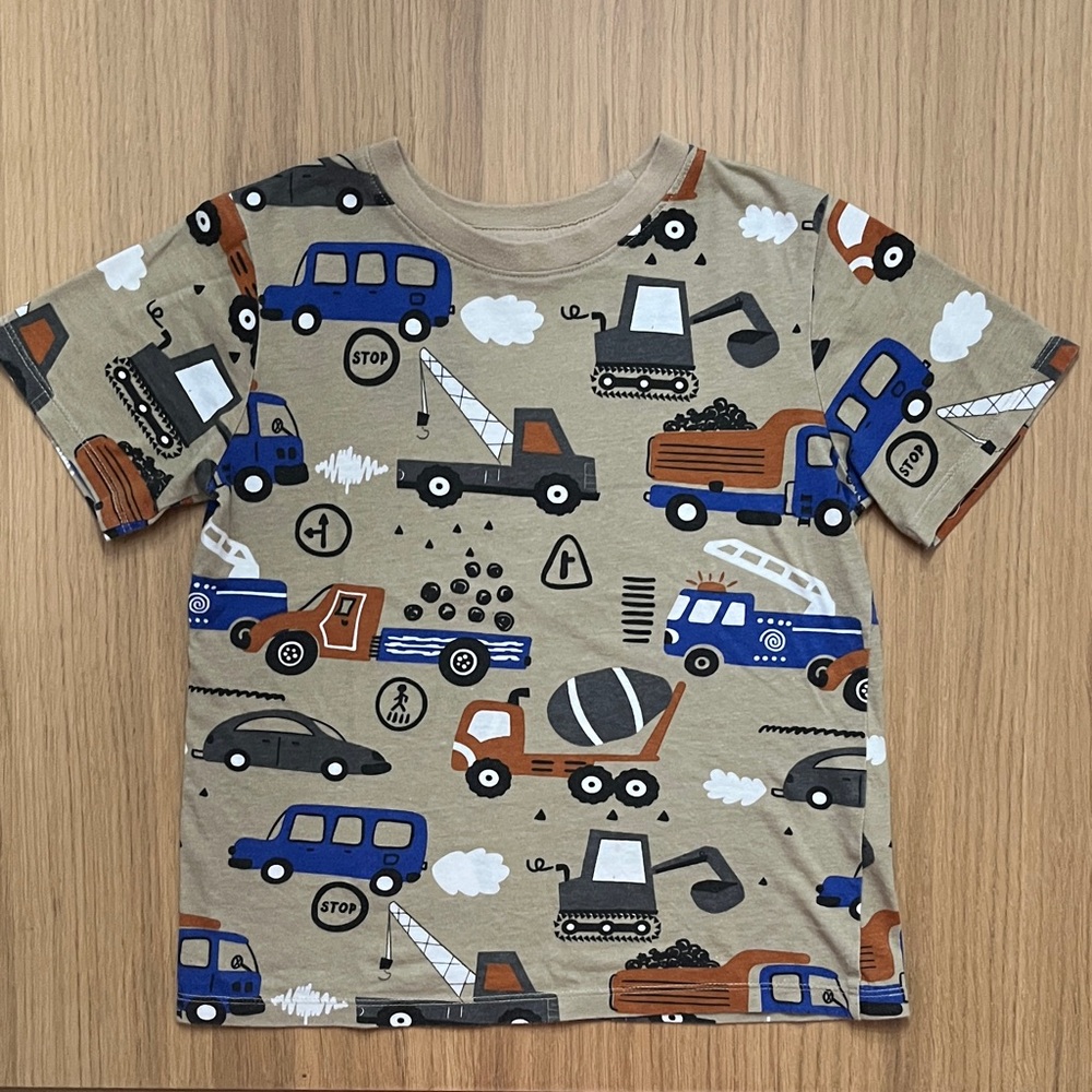 H&M, kids 100% cotton t-shirt with construction vehicles, size 5/6, runs smaller